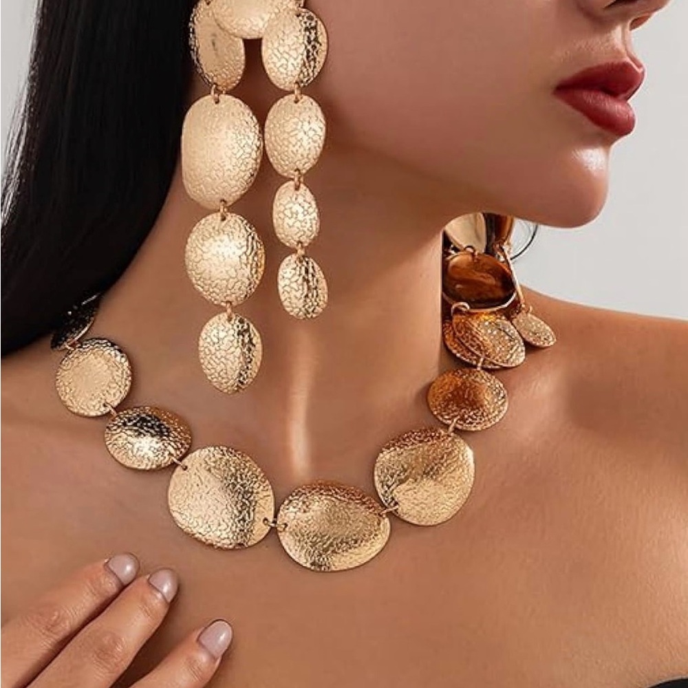 Elegant Gold Statement Necklace‎ and Earring Set